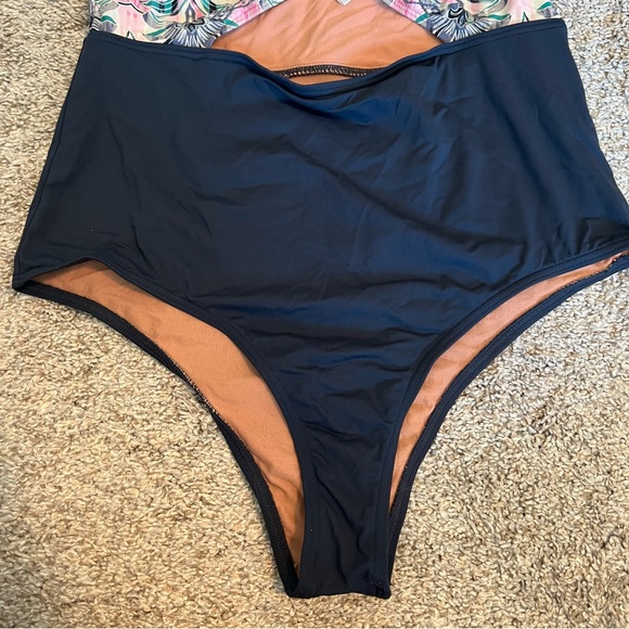 O’Neill one piece swimsuit - Picture 6 of 10